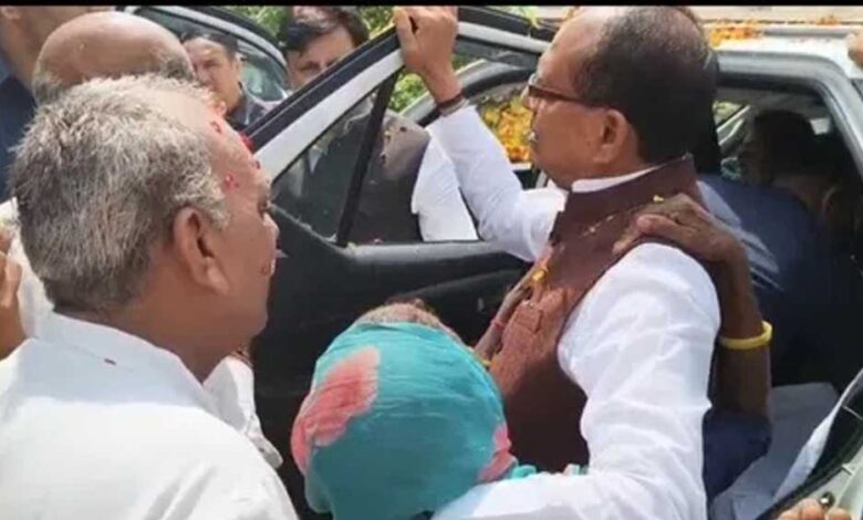 सतना-पहुंचे-केंद्रीय-मंत्री-शिवराज-सिंह,-ग्रामीणों-की-मांग-पर-आवास-सर्वे-के-दिए-निर्देश