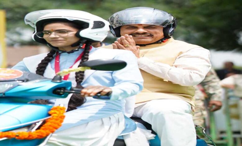 मुख्यमंत्री-डॉ.-यादव-ने-हेलमेट-पहन-कर-विद्यार्थियों-को-दिया-सुरक्षा-का-संदेश