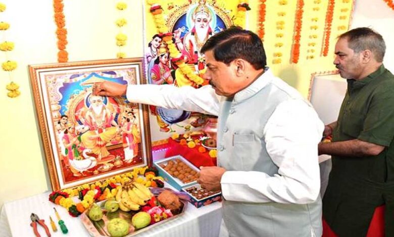 मुख्यमंत्री-डॉ-यादव-ने-विश्वकर्मा-जयंती-पर-पूजन-अर्चन-किया