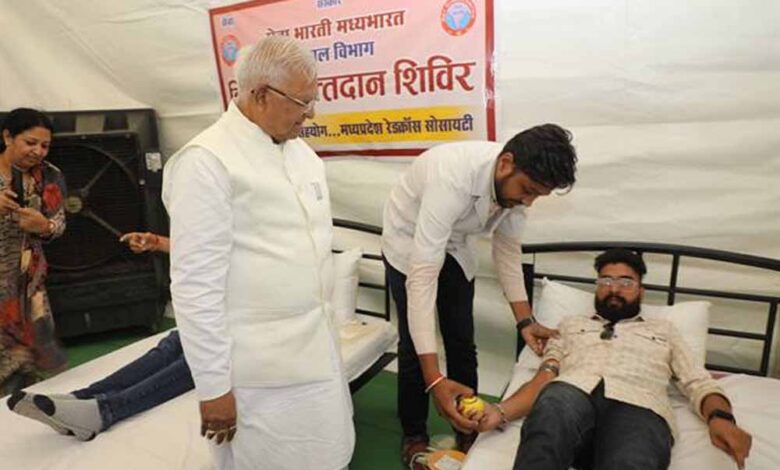 राज्यपाल-पटेल-ने-रक्तदान-और-स्वास्थ्य-शिविर-का-लिया-जायज़ा