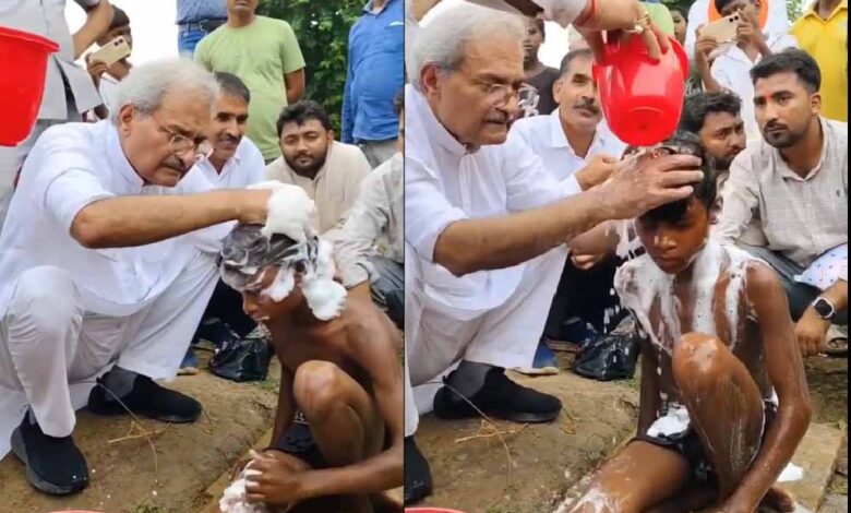 pm-मोदी-के-जन्मदिन-पर-bjp-सांसद-का-अनोखा-जश्न,-बच्चों-को-नहलाया-और-कपड़े-धोए