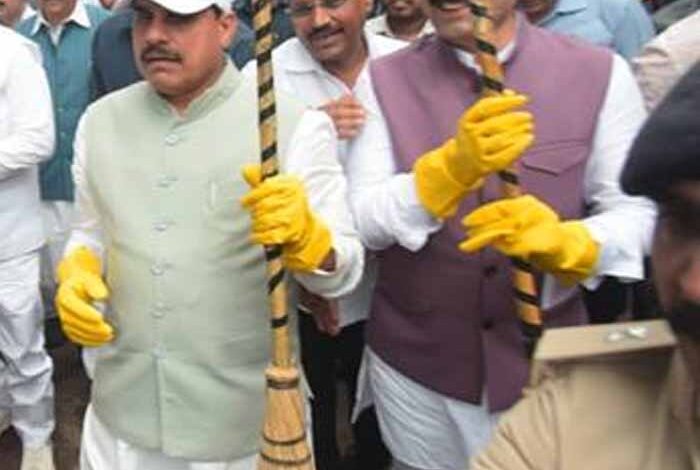 मुख्यमंत्री-डॉ.यादव-ने-स्वच्छता-के-लिए-श्रमदान-कर-स्वच्छोत्सव-का-किया-शुभारंभ