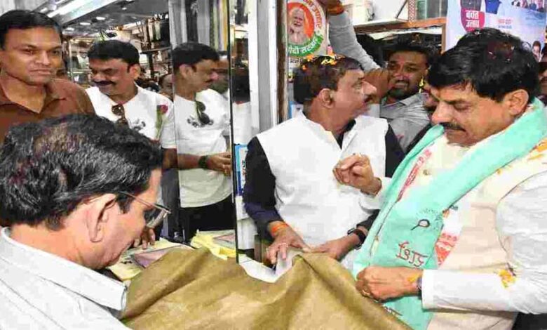 नवरात्रि-के-पहले-दिन-बाज़ार-पहुंचे-मुख्यमंत्री,-खादी-का-कपड़ा-खरीदा-और-जनता-से-की-बातचीत