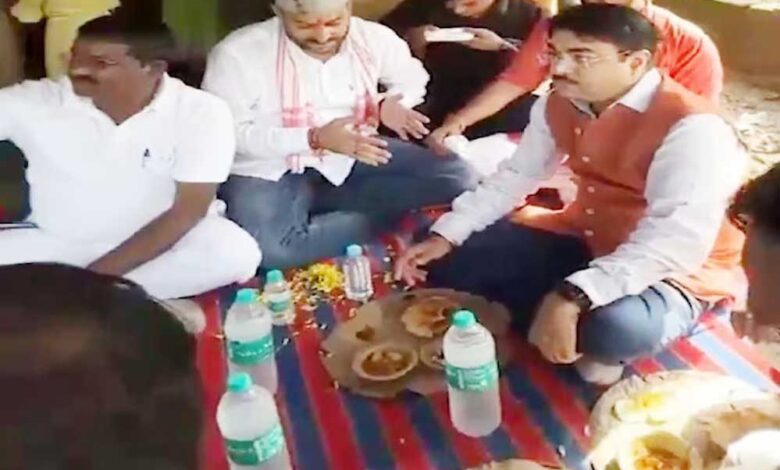 दलितों-के-बहिष्कार-की-खबर-मिलते-ही-मंत्री-नरेंद्र-पटेल-पहुंचे-उनके-घर,-साथ-बैठकर-किया-भोजन