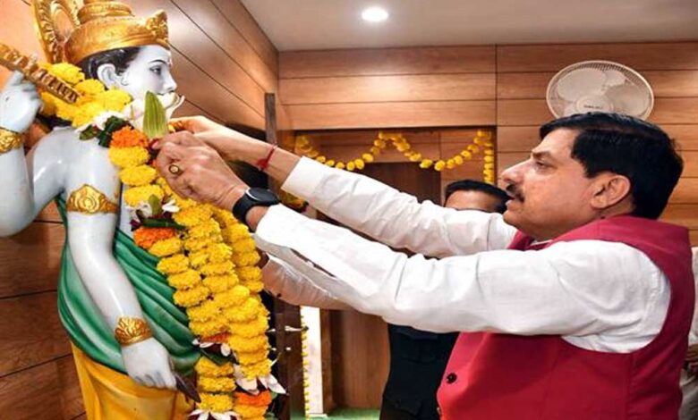 मुख्यमंत्री-डॉ.-यादव-ने-भगवान-धन्वंतरि-की-प्रतिमा-पर-किया-माल्यार्पण