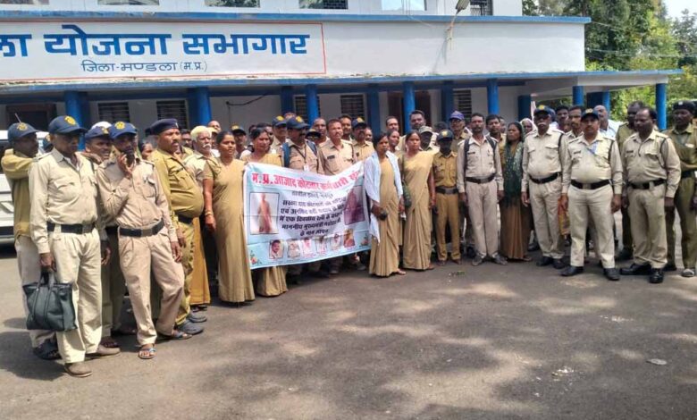 रेडीमेड-घटिया-वर्दी-के-विरोध-में-कोटवार-संगठन-पहुंचा-जनसुनवाई