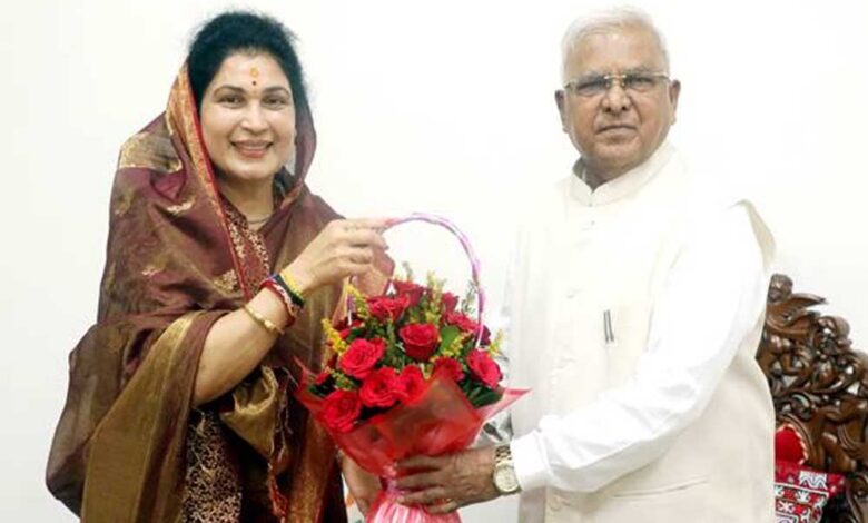 राज्यपाल-पटेल-ने-राज्यमंत्री-श्रीमती-गौर-को-दी-जन्म-दिन-की-बधाई