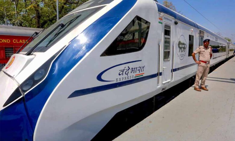 खजुराहो-रेलवे-स्टेशन-पर-यात्रियों-की-परेशानी,-गंदगी-और-टूटी-सीटों-पर-रेल-मंत्री-से-शिकायत