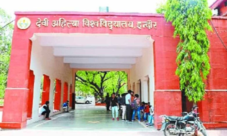 इंदौर-davv-में-gen-z-प्रोटेस्ट-या-साजिश?-फर्जी-सोशल-मीडिया-अकाउंट-और-तोड़फोड़-का-खुलासा