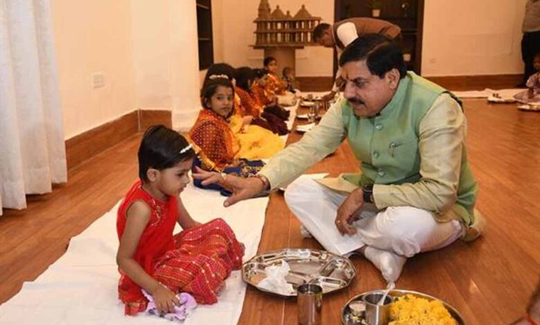 मुख्यमंत्री-डॉ.-यादव-ने-कन्याओं-को-तिलक-लगाकर,-चुन्नी-ओढ़ाकर-स्नेह-पूर्वक-कराया-भोज