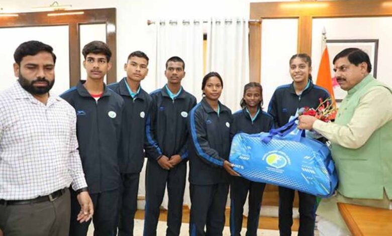 मुख्यमंत्री-डॉ.-यादव-से-मिले-जर्मनी-जाने-वाले-ग्राम-विचारपुर-के-5-फुटबॉल-खिलाड़ी