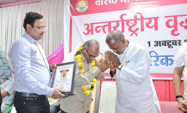 सामाजिक-न्याय-मंत्री-कुशवाहा-ने-वृद्धजन-का-किया-सम्मान