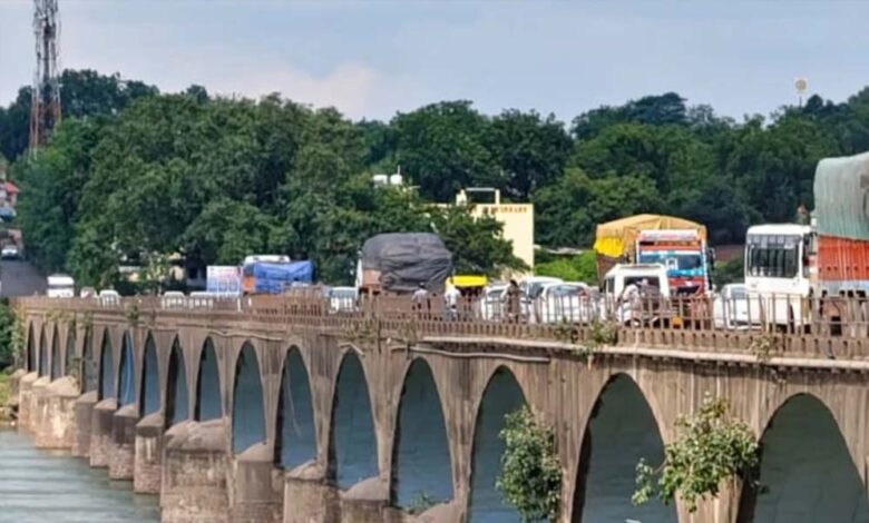कमजोर-मोरटक्का-पुल-पर-फिर-शुरू-हुई-भारी-वाहनों-की-आवाजाही,-अनहोनी-का-बना-खतरा