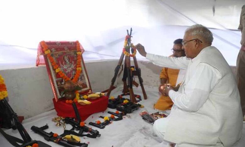 राज्यपाल-पटेल-ने-राजभवन-में-किया-शस्त्र-पूजन