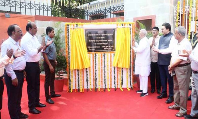 राज्यपाल-पटेल-ने-राजभवन-के-प्रवेश-द्वार-के-सुदृढ़ीकरण-कार्य-का-किया-लोकार्पण