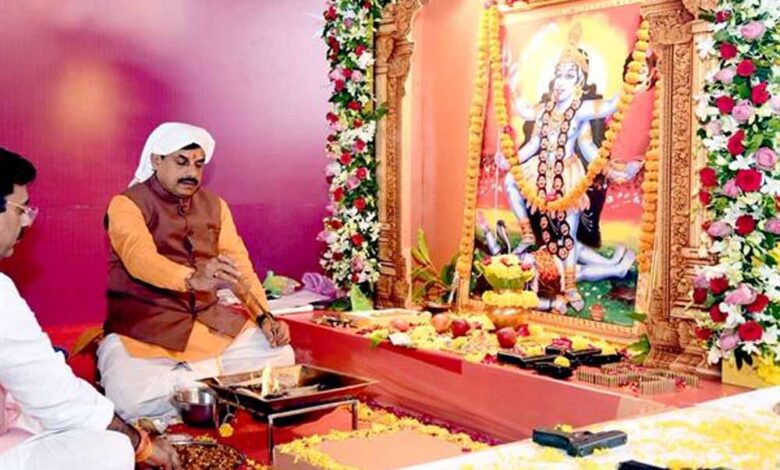 मुख्यमंत्री-डॉ.-यादव-ने-मुख्यमंत्री-निवास-में-किया-शस्त्र-पूजन-शक्ति-स्वरूपा-मां-काली-की-पूजा-अर्चना-और-वाहनों-की-विधि-विधान-से-की-पूजा