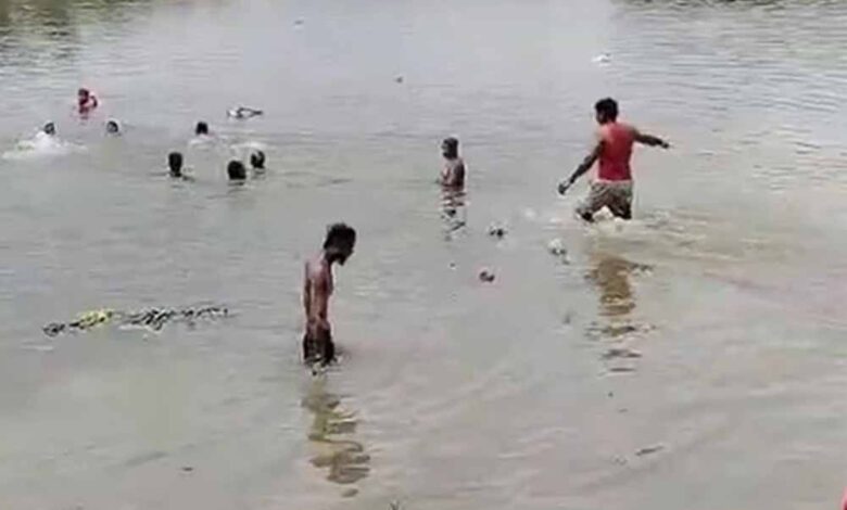 उज्जैन-हादसा:-12-साल-के-बच्चे-ने-ट्रैक्टर-स्टार्ट-किया,-7-लोगों-संग-नदी-में-समा-गया