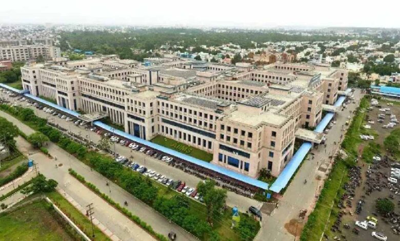 aiims-घोटाला:-करोड़ों-की-हेराफेरी-में-भोपाल-के-डॉक्टर-समेत-तीन-पर-कार्रवाई