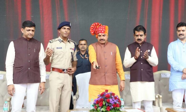 मुख्यमंत्री-डॉ.-यादव-ने-मोबाइल-से-क्यूआर-कोड-स्कैन-कर-लांच-किया-इंदौर-पुलिस-का-चेटबॉट