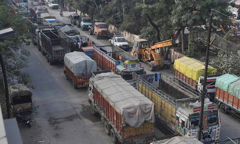 इंदौर-में-ट्रांसपोर्ट-कारोबारी-हड़ताल-पर,-नो-एंट्री-नियम-के-विरोध-में-6-अक्टूबर-से-माल-बुकिंग-और-डिलीवरी-बंद