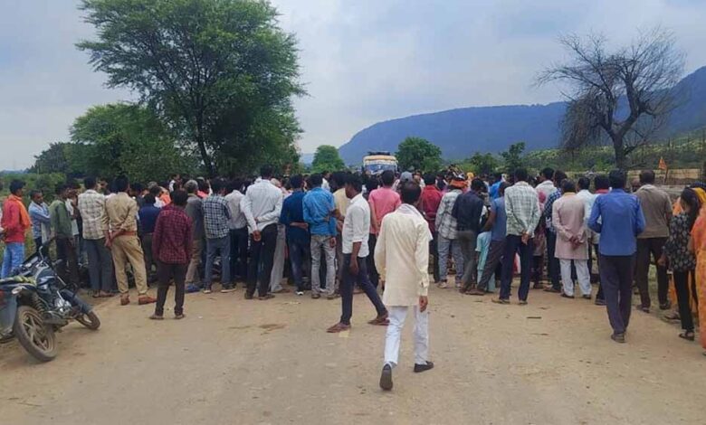 पन्ना-में-सड़क-हादसा:-दो-की-मौत,-एक-करोड़-मुआवजे-और-नौकरी-की-मांग-पर-चक्काजाम