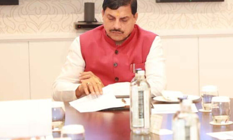 mp-में-बदले-जाएंगे-60-साल-पुराने-सेवा-नियम,-अब-सरकारी-कर्मियों-को-मिल-सकेगा-महंगा-गिफ्ट;-विपक्ष-का-विरोध-तेज