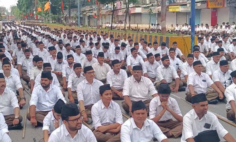 इंदौर-में-राष्ट्रीय-स्वयंसेवक-संघ-का-भव्य-पथ-संचलन,-1.5-लाख-स्वयंसेवक-जुटे