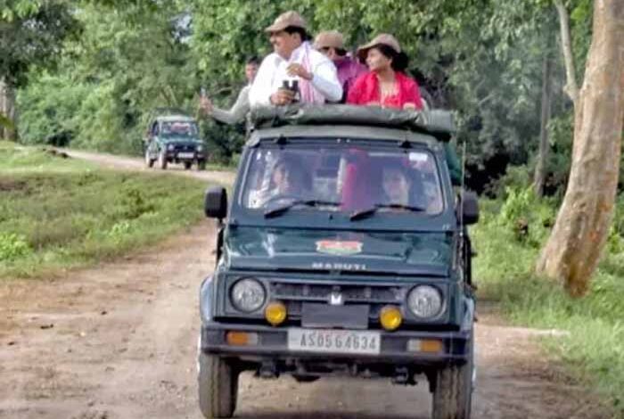 सीएम-मोहन-यादव-की-स्टाइलिश-झलक:-पत्नी-के-साथ-खुली-जीप-में-किया-सैर-का-मज़ा