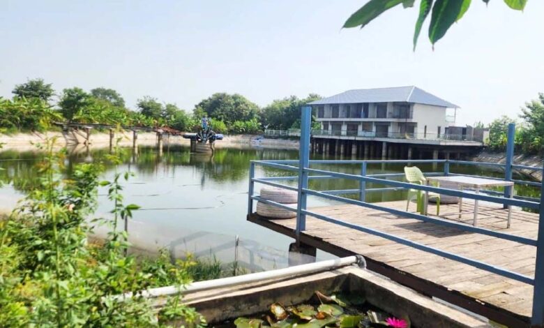 PWD इंजीनियर के ठिकानों पर छापा: ‘मिनी मालदीव’ बना रहा था, ₹3 करोड़ का सोना और 17 टन शहद बरामद