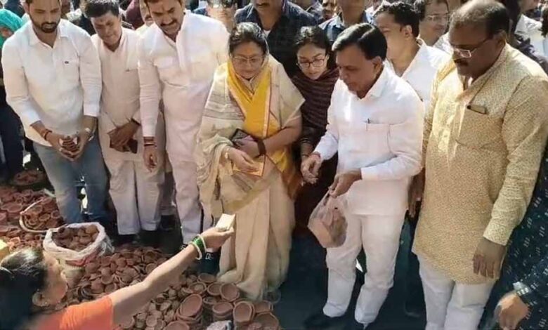 उप मुख्यमंत्री देवड़ा ने इंदौर राजवाड़ा बाजार से खरीदे मिट्टी के दीपक