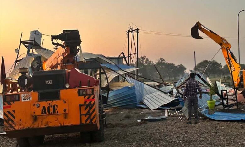 रतलाम-में-बुलडोजर-एक्शन:-दिल्ली-मुंबई-एक्सप्रेसवे-के-पास-अवैध-ढाबों-पर-चला-हथौड़ा,-अतिक्रमण-ढहा