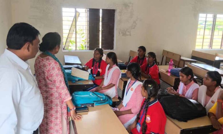 mp-में-प्राचार्य-की-क्रूरता!-मामूली-गलती-पर-छात्राओं-की-बेरहम-पिटाई,-3-बेहोश-और-एक-का-हाथ-टूटा