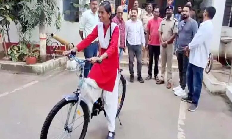 छात्रा-की-टूटी-साइकिल-लेकर-पहुंची-थाने,-इंस्पेक्टर-ने-दिल-जीत-लिया-—-नई-साइकिल-कर-दी-भेंट