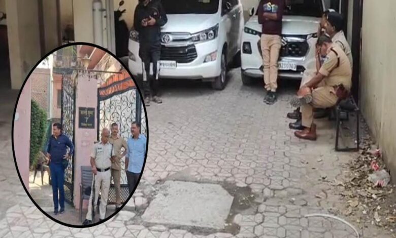 रिटायर्ड-आबकारी-अधिकारी-धर्मेंद्र-भदौरिया-के-8-ठिकानों-पर-लोकायुक्त-का-छापा,-75-लाख-कैश-और-डेढ़-किलो-सोना-बरामद