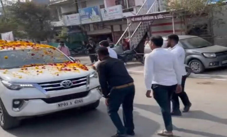 केंद्रीय कृषि मंत्री की सुरक्षा में चूक, शिवराज चौहान के काफिले में युवक घुसा
