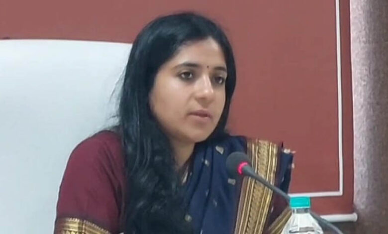 खरगोन कलेक्टर भव्या मित्तल ने 4 बाबुओं को राहत घोटाले में टर्मिनेट किया