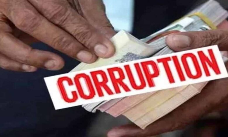 सीएम हेल्पलाइन बंद कराने के नाम पर घूसखोरी, 10 हजार लेते रंगेहाथ छिंदवाड़ा बीएसी गिरफ्तार