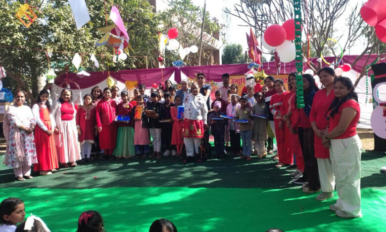 भोपाल में बच्चों ने सांता क्लॉज बनकर बाँटी खुशियाँ