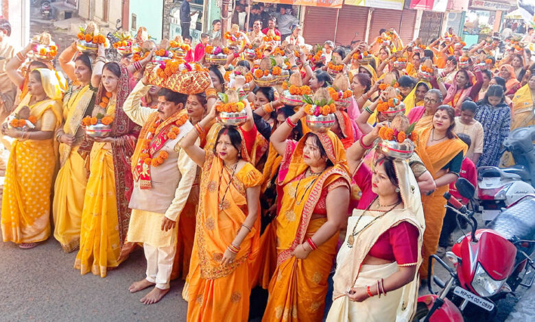 51 कलश सिर पर लेकर चलीं महिलाएं, जमकर थिरकें श्रद्धालु