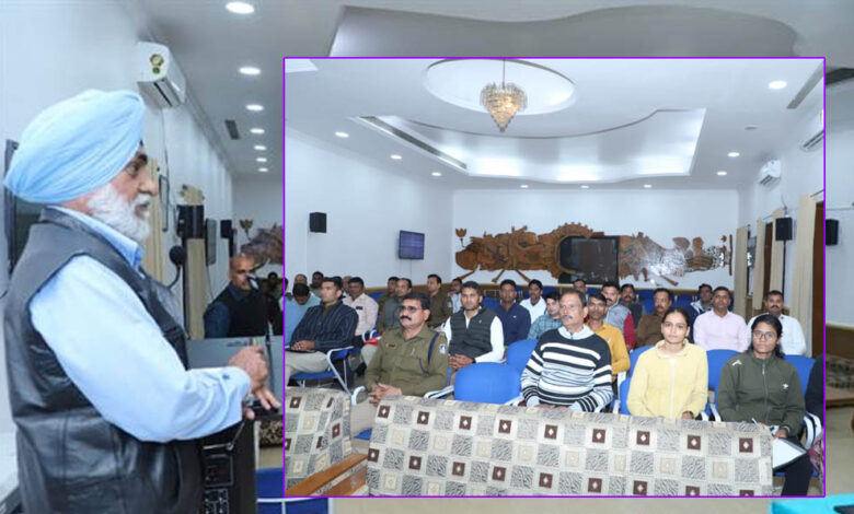 सड़क दुर्घटना रोकने के लिये यातायात रिफ्रेशर कोर्स