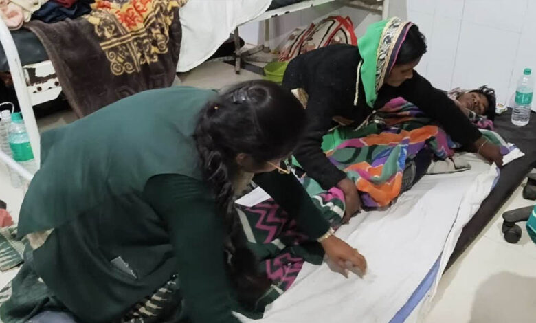 मध्य प्रदेश की राज्य मंत्री प्रतिमा बागरी बनीं नर्स, सतना अस्पताल में मरीजों के लिए बिछाईं बेडशीट