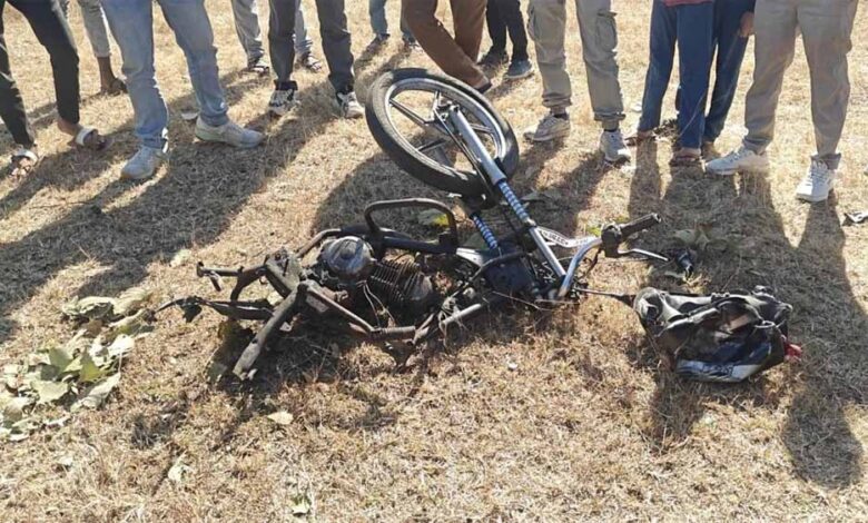 MP में चलती बाइक में जोरदार धमाका, युवक के पैरों के उड़े चीथड़े, मौके पर मौत