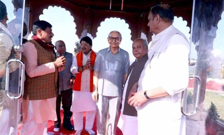 मुख्यमंत्री डॉ. मोहन यादव ने ग्राम सुजापुर में पूर्व सांसद स्व. लक्ष्मी नारायण पांडेय की प्रतिमा का किया अनावरण