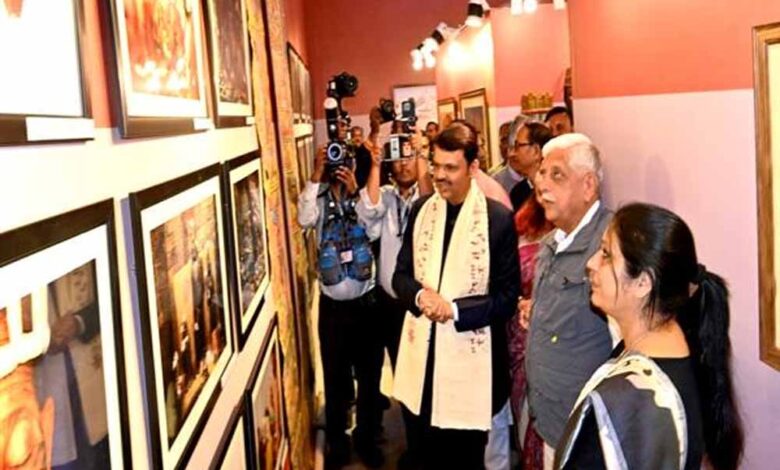 महाराष्ट्र के मुख्यमंत्री फडणवीस ने रामायण से संबंधित प्रदर्शनी का किया लोकार्पण