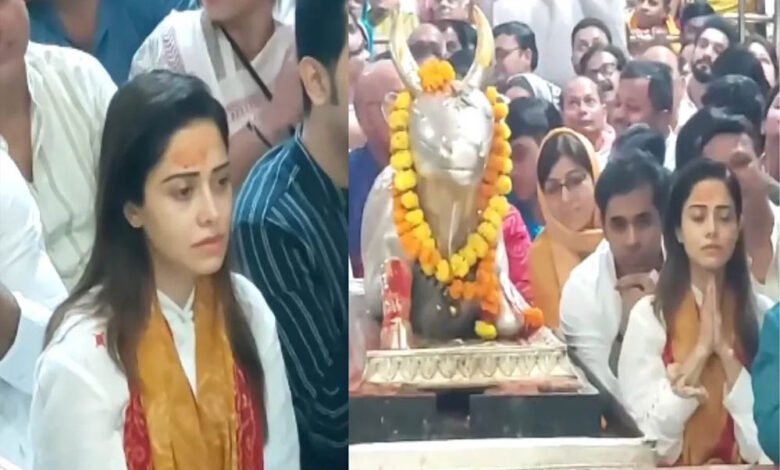 बाबा महाकाल के दरबार में नुसरत भरूचा ने टेका मत्था, भस्म आरती में हुईं शामिल