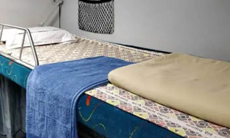 ट्रेनों में चादर और टॉवल ले जा रहे यात्री, दो साल में रेलवे को हुआ 34 लाख रुपये का नुकसान