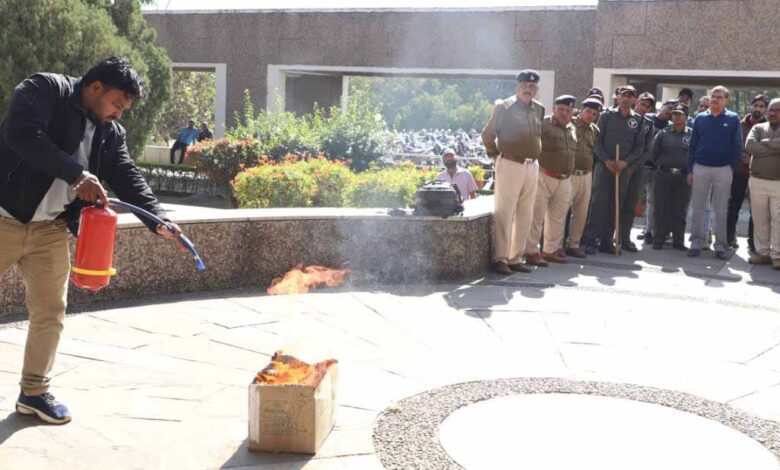 विद्युत कंपनियों के मुख्यालय शक्तिभवन में हुआ अग्निशमन प्रशिक्षण और मॉकड्रिल