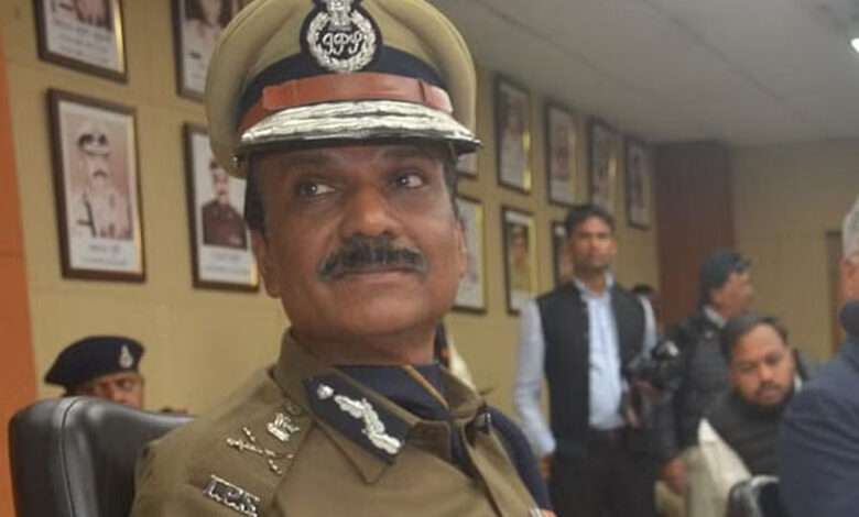 डीजीपी ने भारतीय पुलिस सेवा के पदोन्नत अधिकारियों को लगाई रैंक