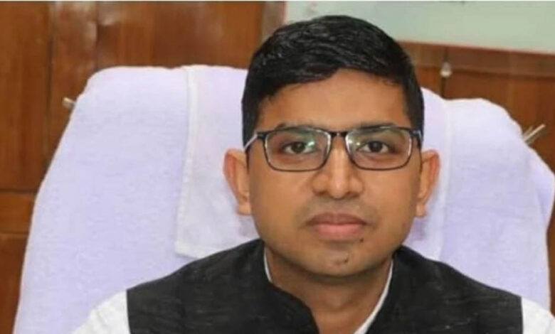 आईएएस क्षितिज सिंघल को इंदौर नगर निगम का नया कमिश्नर नियुक्त किया गया, दिलीप यादव को हटाया गया