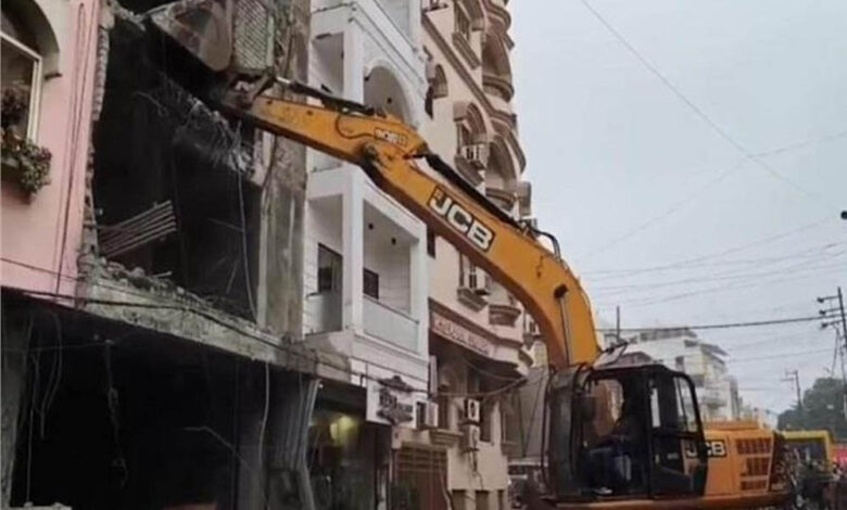 उज्जैन में महाकाल मंदिर के पास चला बुलडोजर, 3 मंजिला अवैध होटल को गिराया, मची अफरा-तफरी